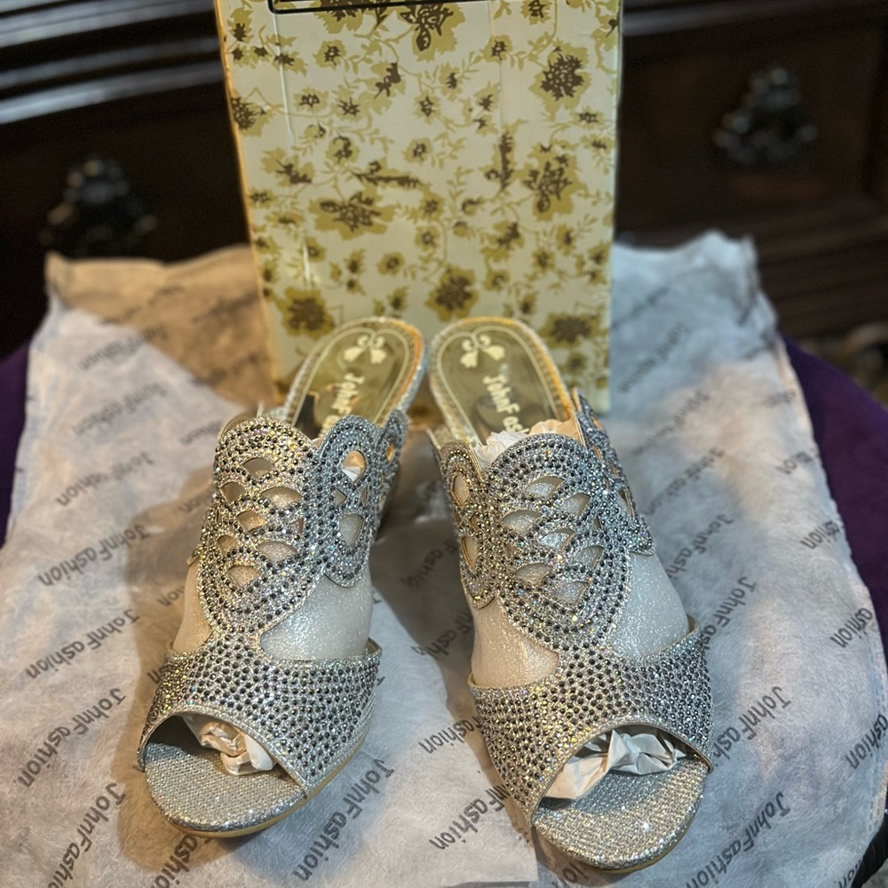 JohnF ashion Silver Sparkle Bling Peep Toe Mules Shoes Detailed Heel NWOT